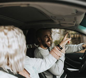 Couple dans une voiture