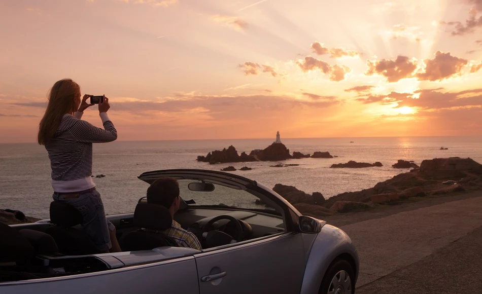 Femme qui prend une photo d'un paysage