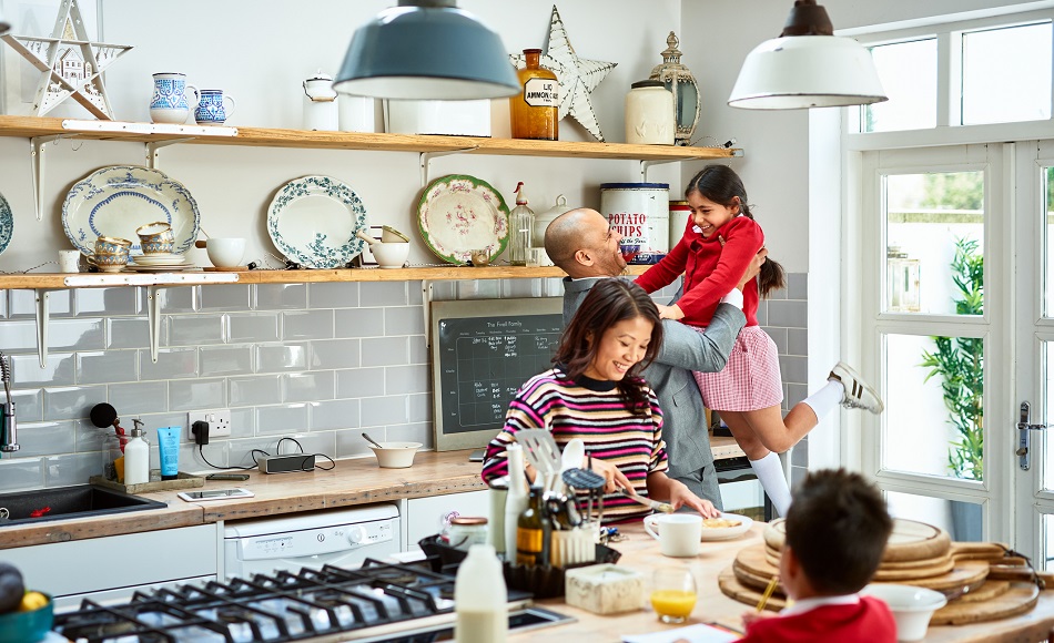 Famille durant un dîner 